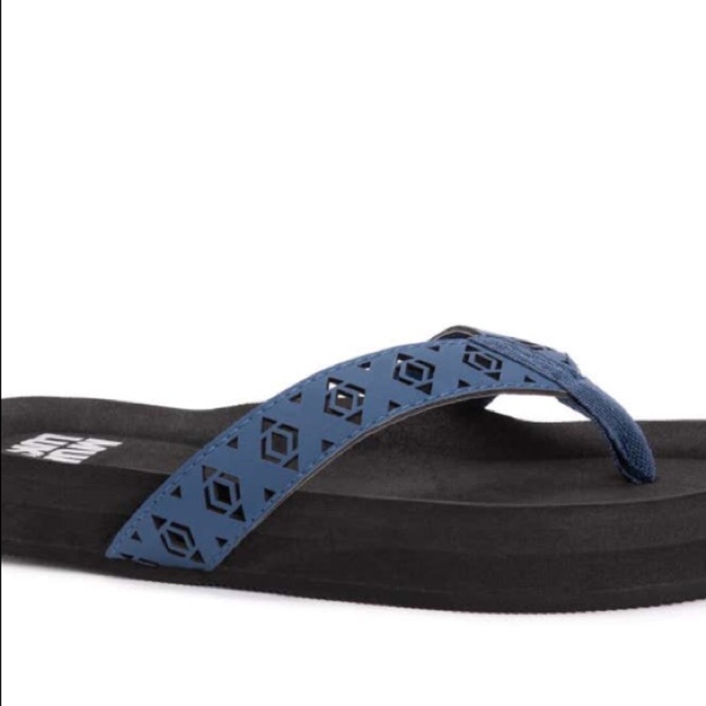 MUK LUKS Sandal - Picture 2 of 4